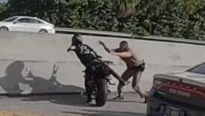 Guardie e ladri: il motociclista arrestato al volo [VIDEO VIRALE]