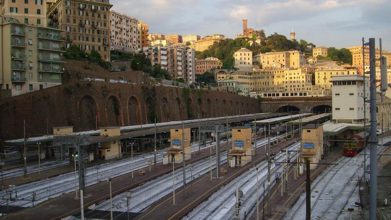 Genova, gli anti-ciclabili: una strada per auto moto e bici al posto della ferrovia