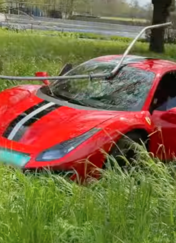 Compra una Ferrari 488 Pista e il giorno dopo si schianta fuori strada [VIDEO]