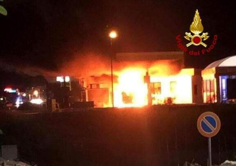 Vicenza, riempie le taniche di benzina al distributore e scoppia l&#039;incendio 