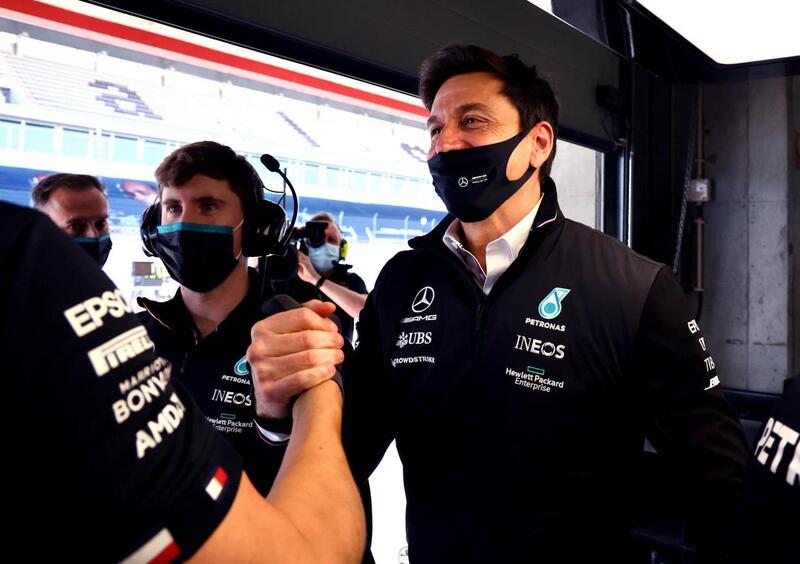 F1, il team radio di Toto Wolff alla direzione gara &egrave; una primizia. Ma non per il motivo che pensate