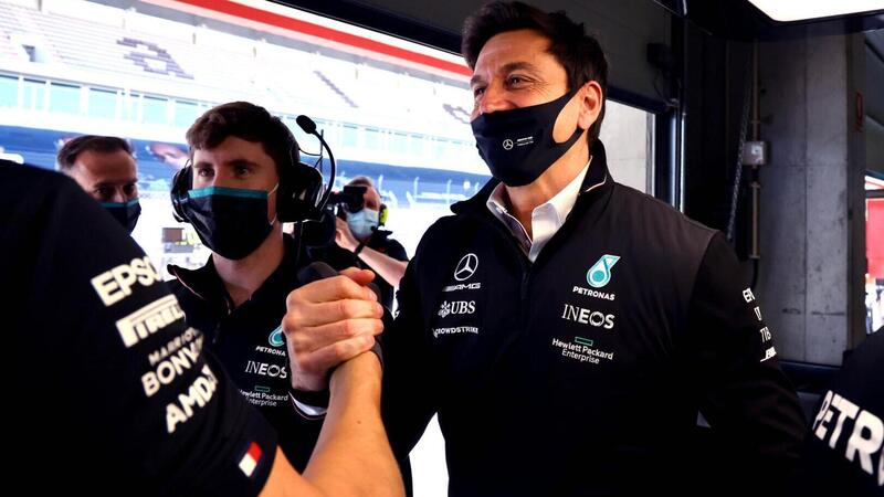 F1, il team radio di Toto Wolff alla direzione gara &egrave; una primizia. Ma non per il motivo che pensate