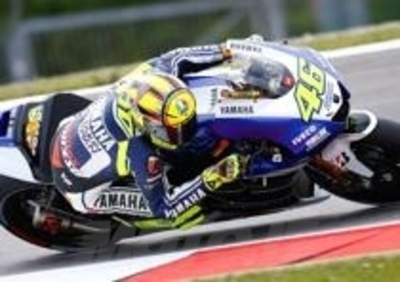 Rossi è il più veloce nel warm up, stupisce Lorenzo