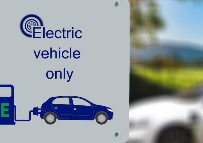 Auto elettriche: entro il 2027 saranno meno costose di benzina e diesel 