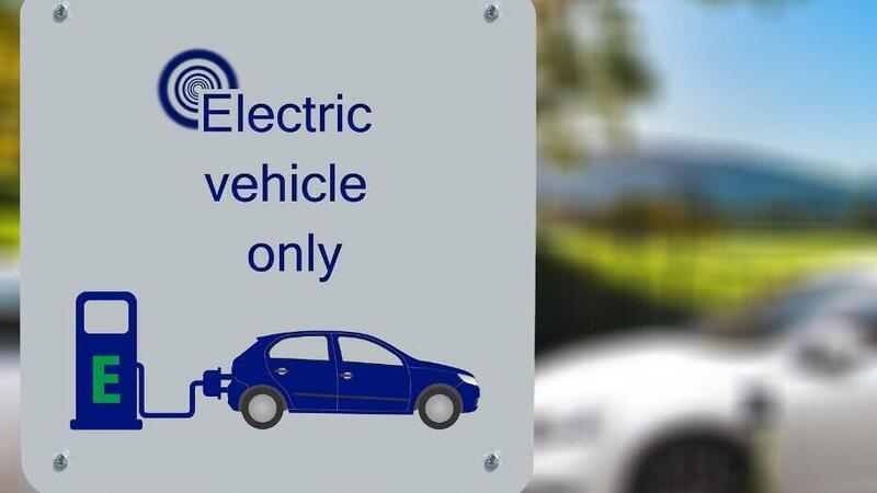 Auto elettriche: entro il 2027 saranno meno costose di benzina e diesel 