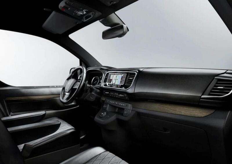 Peugeot Traveller (2016-->>) (12)