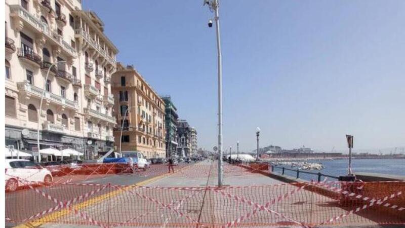 Sbandano per evitare un animale e finiscono contro un palo. Chiuso un tratto di lungomare a Napoli