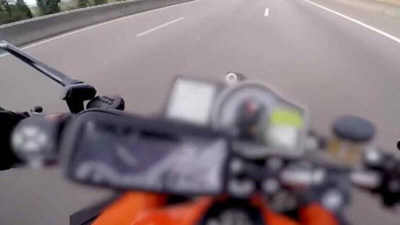 KTM 1290 Super Duke vs Mercedes AMG GT S, ma lo youtuber  finisce nei guai [VIDEO]