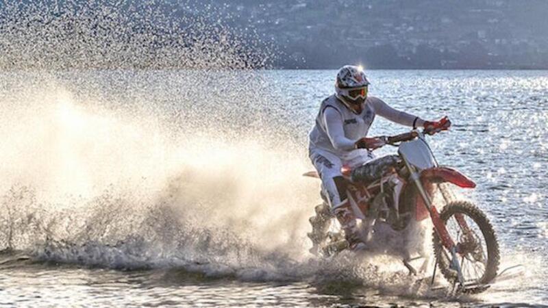 Luca Colombo e la sua Honda pronti per attraversare lo Stretto di Messina