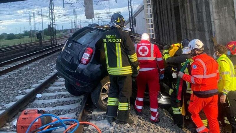 San Donato Milanese: precipita con l&#039;auto dal cavalcavia e finisce sui binari dell&#039;alta velocit&agrave;