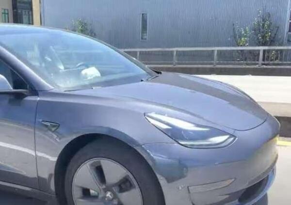Sui sedili posteriori della Tesla con l&#039;autopilota: lo youtuber sfida ancora la polizia [VIDEO]