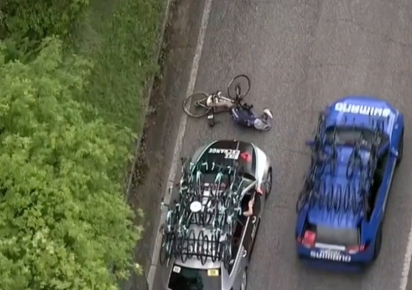 Ancora un epic fail al Giro d&rsquo;Italia: stavolta l&rsquo;ammiraglia ha tamponato un ciclista [VIDEO]