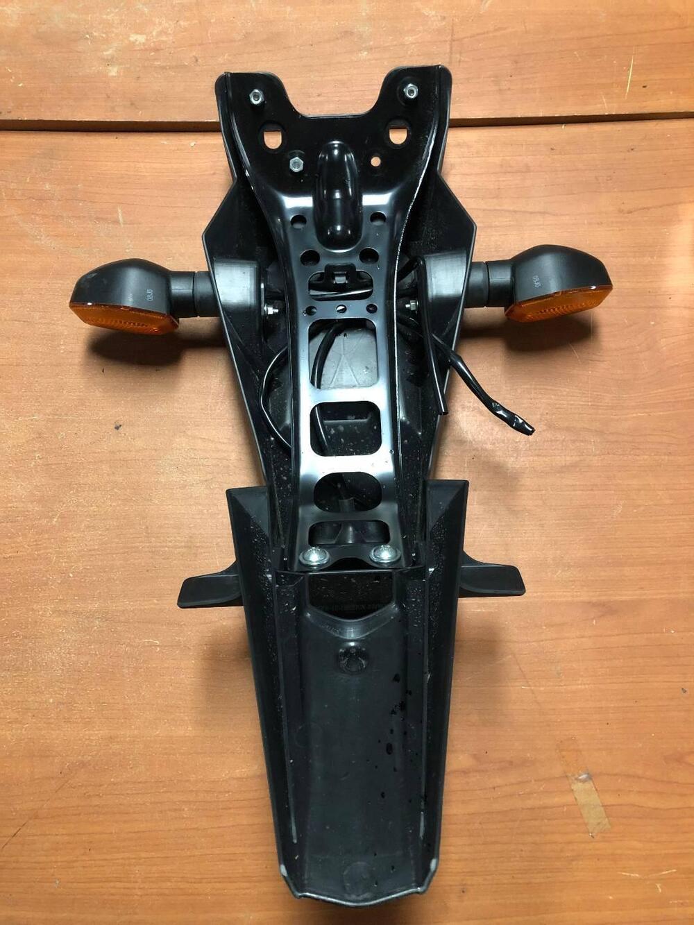 Portatarga originale Suzuki GSR 750 '11-'14 (2)