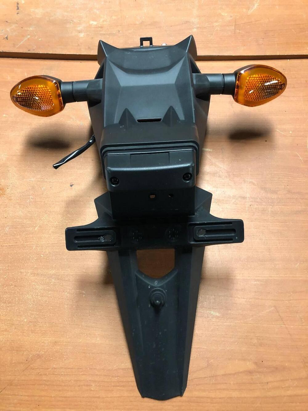 Portatarga originale Suzuki GSR 750 '11-'14 (3)