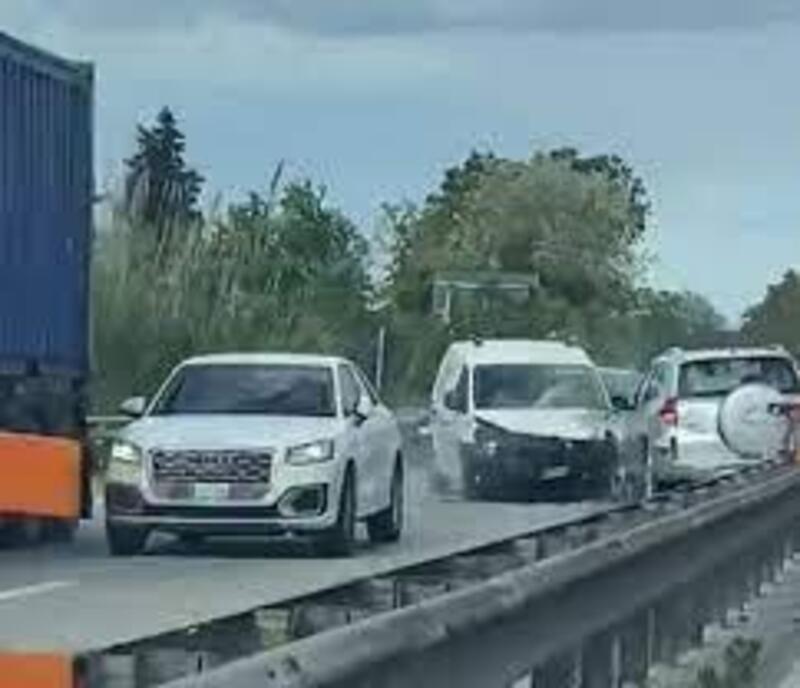 Macerata, auto contromano in superstrada si schianta con un furgone. Terribile carambola