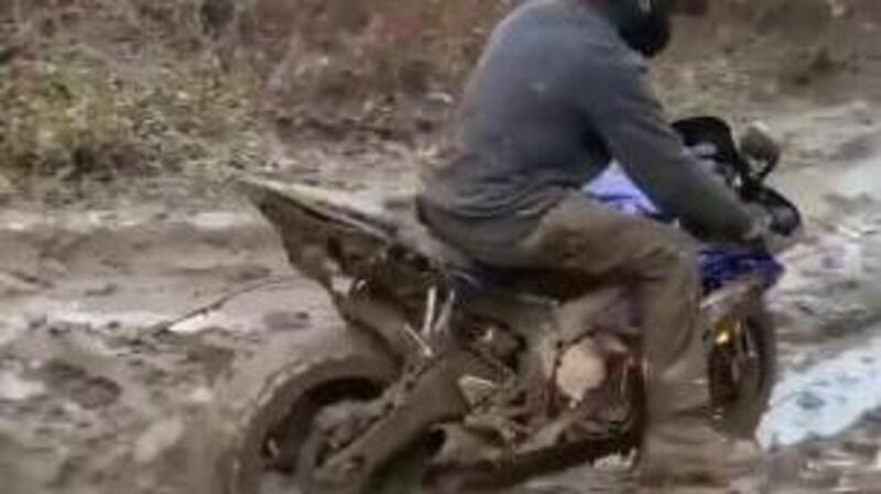 Lottatrice nel fango: enduro estremo con una Yamaha R6 [VIDEO VIRALE]