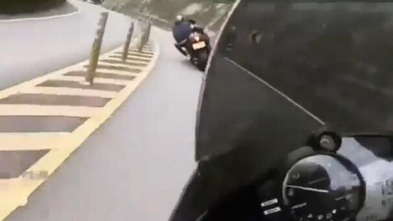 T-Max vs moto: sorpasso e ginocchio a terra per il T-Maxista, ma a 60 km/h [VIDEO VIRALE]