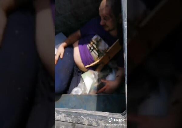 Scampia, accusato di pedofilia viene linciato dalla folla tra le auto [VIDEO CHOC]