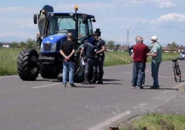 Pavia, in sella a una moto in stato di fermo si schianta contro un trattore: morto un 30enne [VIDEO]