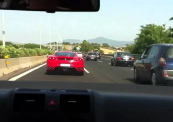 Cuneo, con la Ferrari a 287 km/h in Autostrada: multa sonora e ciao patente