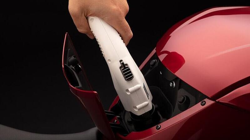 Moto elettriche? Un motociclista su tre appenderebbe il casco al chiodo