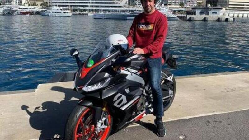 Per Fernando Alonso l&rsquo;arrivo al GP di Montecarlo &egrave; su due ruote, con l&rsquo;Aprilia RS660