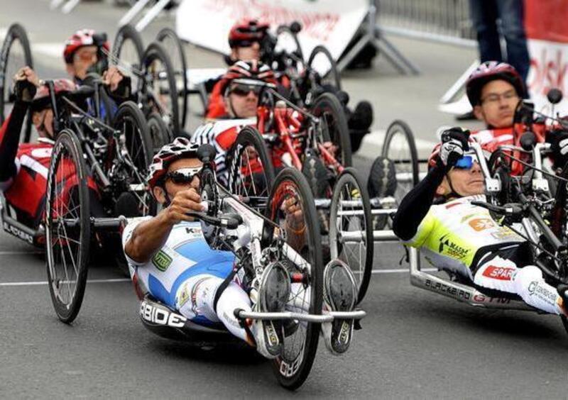 Travolto da un TIR mentre si allena con l&#039;handbike: grave un atleta del team di Zanardi