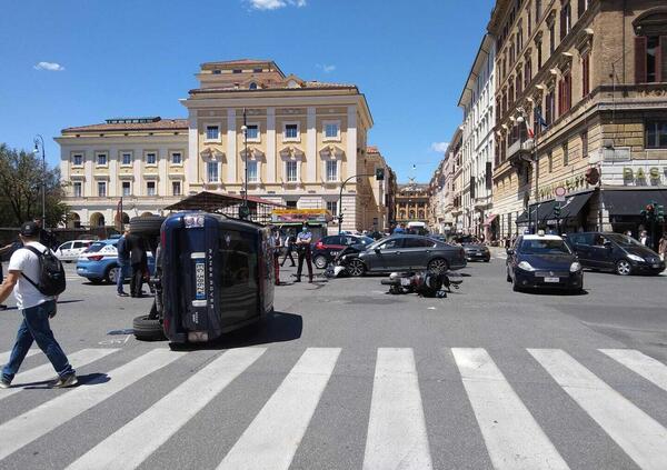  Roma: con l&#039;auto blu contro un suv e uno scooter