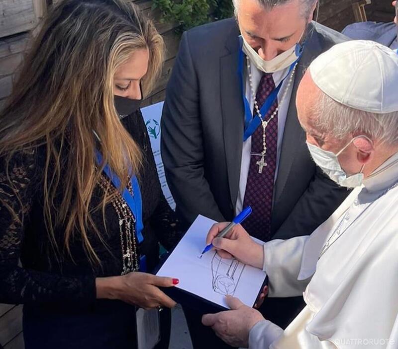 Henrik Fisker e la moglie Geeta Gupta-Fisker mostrano alcuni rendering a Papa Francesco.