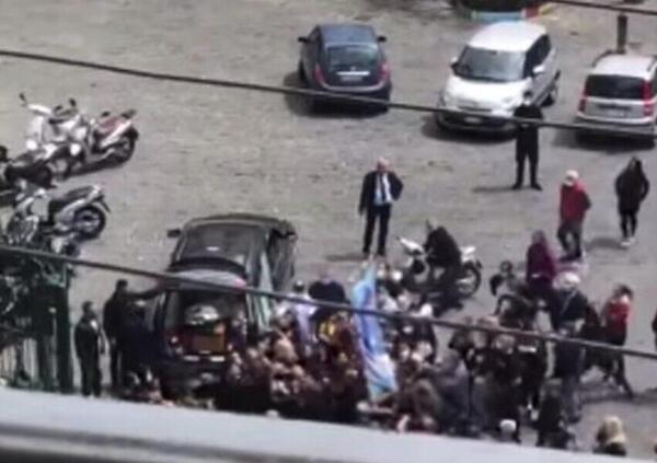 Napoli: il funerale finisce con una mega rissa intorno al carrofunebre [VIDEO VIRALE]