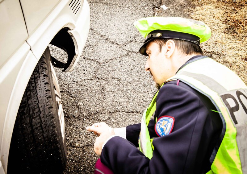 Cesena, aggredito e ferito da vandalo delle auto