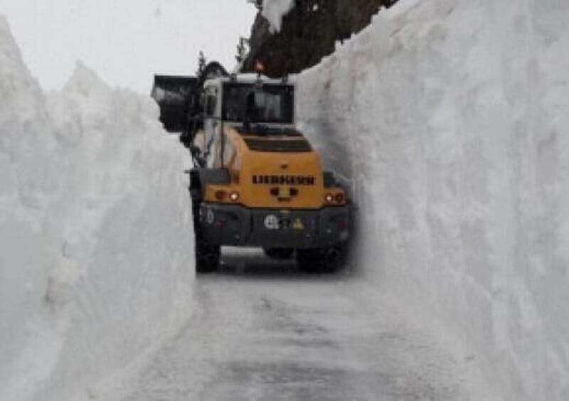 Gavia e Stelvio, quanta neve: spazzaneve a pieno regime