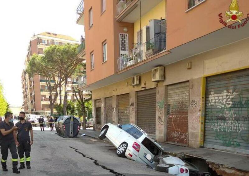 Roma, maxi voragine inghiotte due auto a Torpignattara