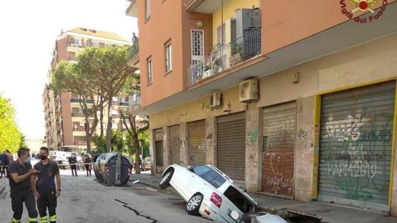 Roma, maxi voragine inghiotte due auto a Torpignattara