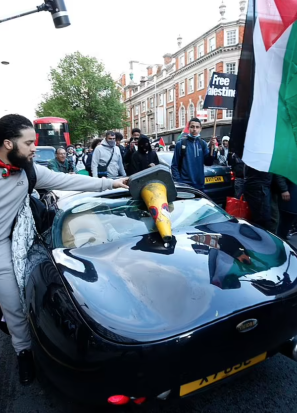 La TVR che viene attaccata a Londra &egrave; un affronto per chi ama le auto [VIDEO]