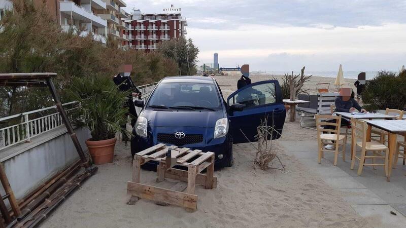 In spiaggia con la Yaris a Cesenatico: era ubriaca cinque volte oltre il limite