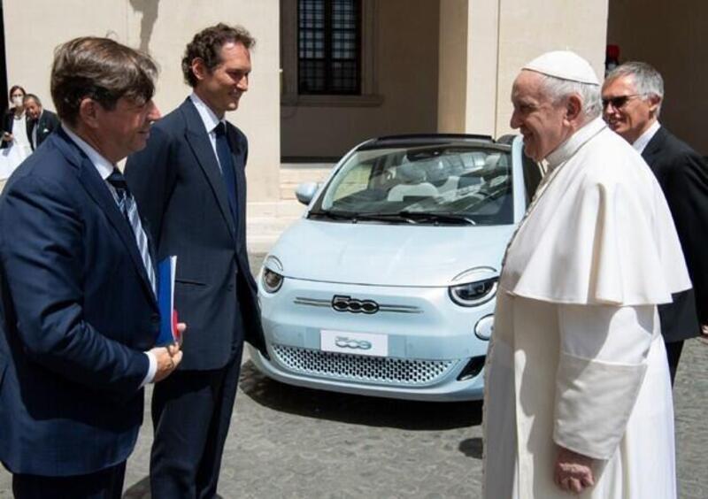 John Elkann, Carlos Tavares e Olivier Fran&ccedil;ois da Papa Francesco con la Fiat 500