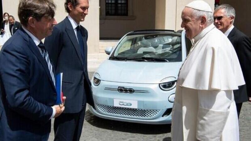 John Elkann, Carlos Tavares e Olivier Fran&ccedil;ois da Papa Francesco con la Fiat 500