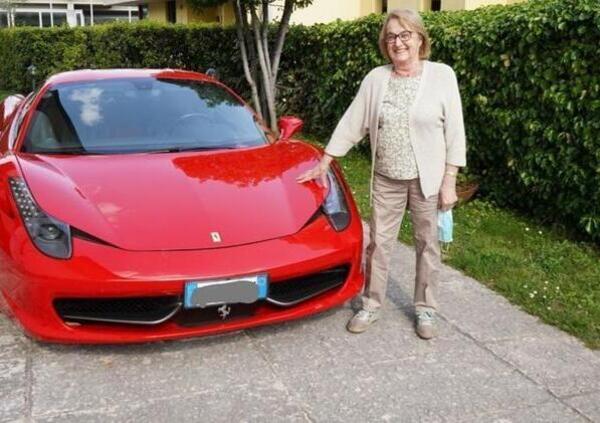 Compie 81 anni e il regalo &egrave; il sogno di una vita: una Ferrari