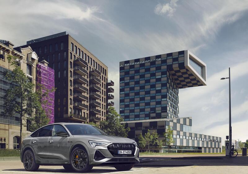 Audi e-tron S Line Black Edition: elettrica, sportiva e decisamente aggressiva