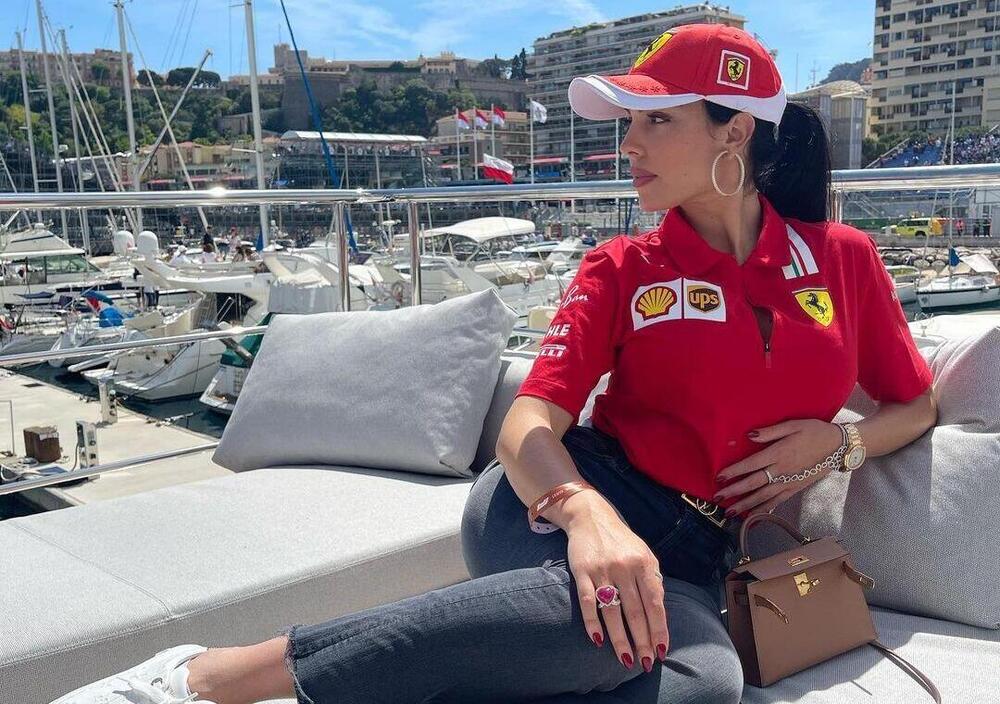 Lady Ronaldo tifa Ferrari: eccola nei box della rossa a Monaco 