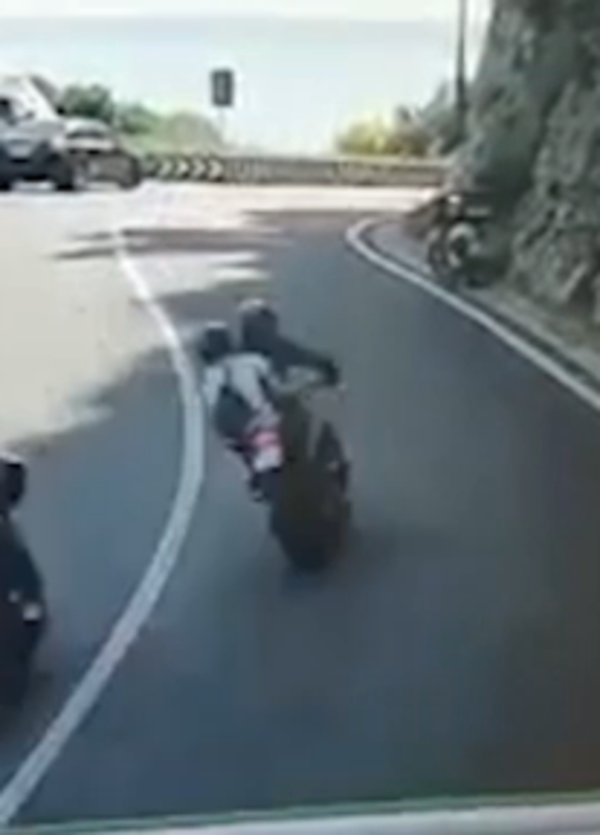 Scooter vs moto in Costiera: si sfiorano e poi si schiantano [VIDEO]