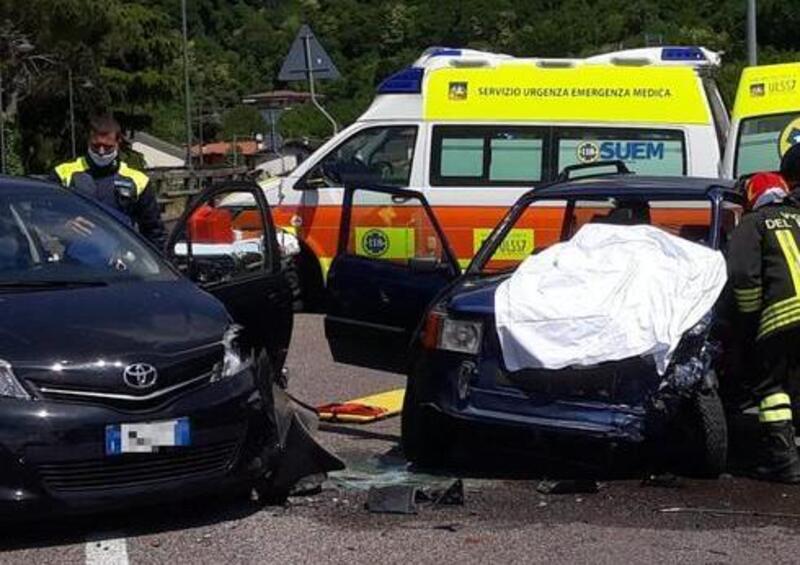 Brutto incidente in strada, Panda 4x4 contro Yaris: 4 feriti [foto]