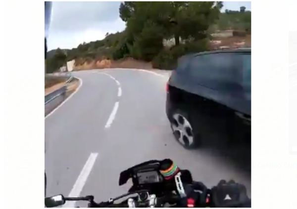 La Golf finisce dritta in curva e il motociclista si salva per miracolo [VIDEO]