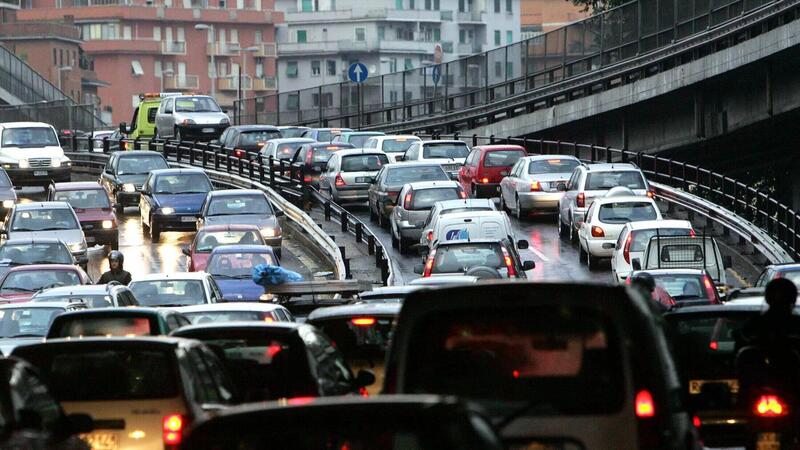 In auto si perdono 10 giorni di lavoro all&#039;anno, 21 a Roma secondo Nomisma 