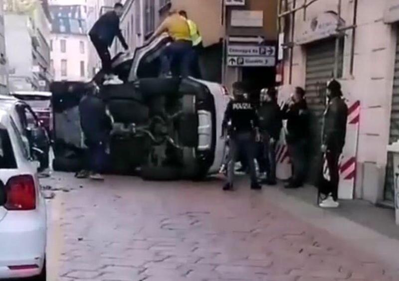 Milano, SUV si ribalta in pieno centro