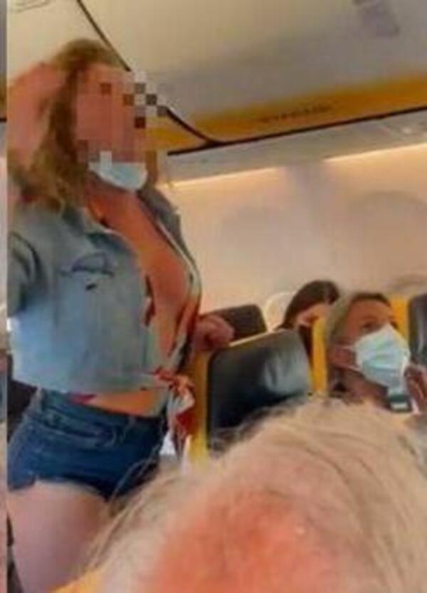 Follia sul volo Ibiza-Bergamo: il video della passeggera no-mask fuori da ogni controllo