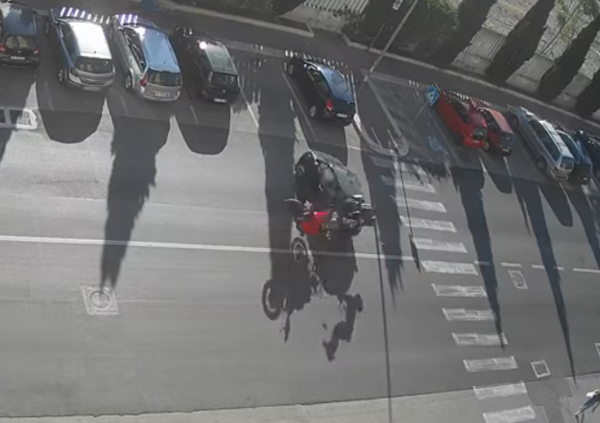 Schianto a Brindisi: l&rsquo;auto svolta per parcheggiare, ma sopraggiungeva un motociclista [VIDEO]