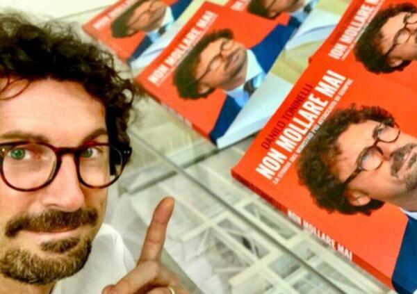 &quot;Dal ponte di Genova alle liti con Salvini&quot;. Il libro di Toninelli solo su Amazon &egrave; uno schiaffo all&#039;editoria italiana