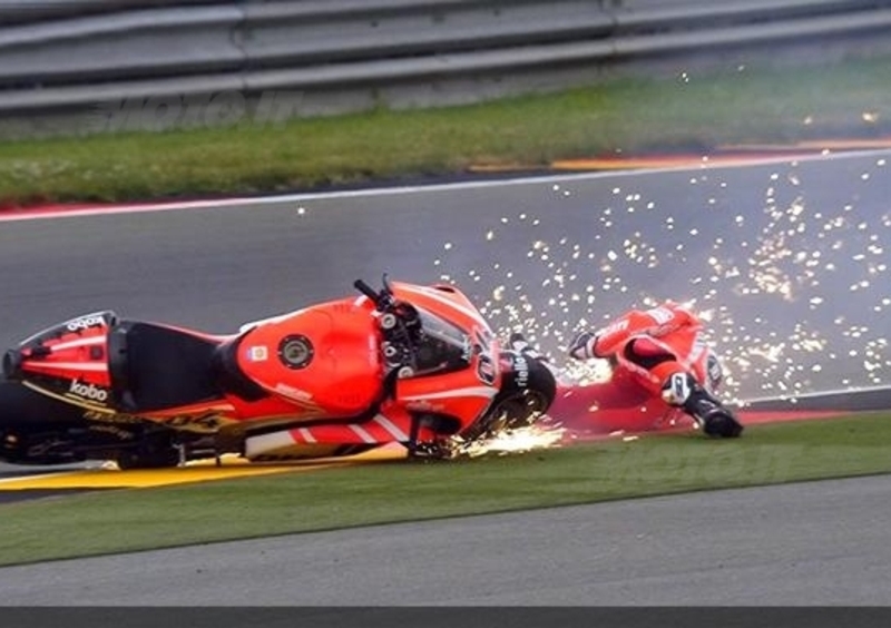 Lorenzo &egrave; gi&agrave; il pi&ugrave; veloce nelle libere al Sachsenring. Ducati a terra